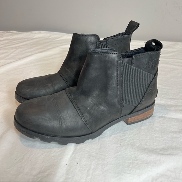 Sorel Emelie black oiled leather Chelsea ankle boots size 8 - Picture 1 of 7